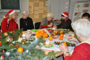 Weihnachtsprojekt an der Altenpflegeschule der AWO - weihnachtliche Basteleien