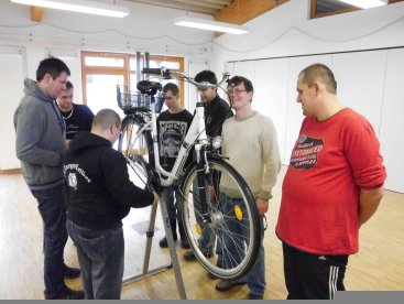 ein Kurs zum Thema Fahrradreparatur in den AWO Spreewaldwerkstätten