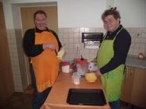 AWO Kompetenzzentrum Jüterbog - Frauentagssüberraschung - fleißige Helfer beim Kuchen backen