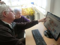 Foto AWO Wohnstätte für Senioren CB - Recherche im Internet - Osterbasteln