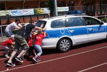 KW, AWO Kita Am Kirchplatz - Kita Olympiade Polizeiauto schieben.jpg