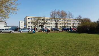 Lübbenau, AWO Bildungszentrum - Reinigung der Spielfläche gegenüber der Schule.jpg