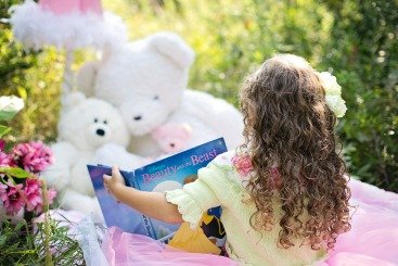 little-girl-reading-912380_1920 pixabay Kind vorlesen.jpg